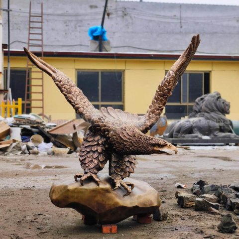 bronze eagle statue outdoor