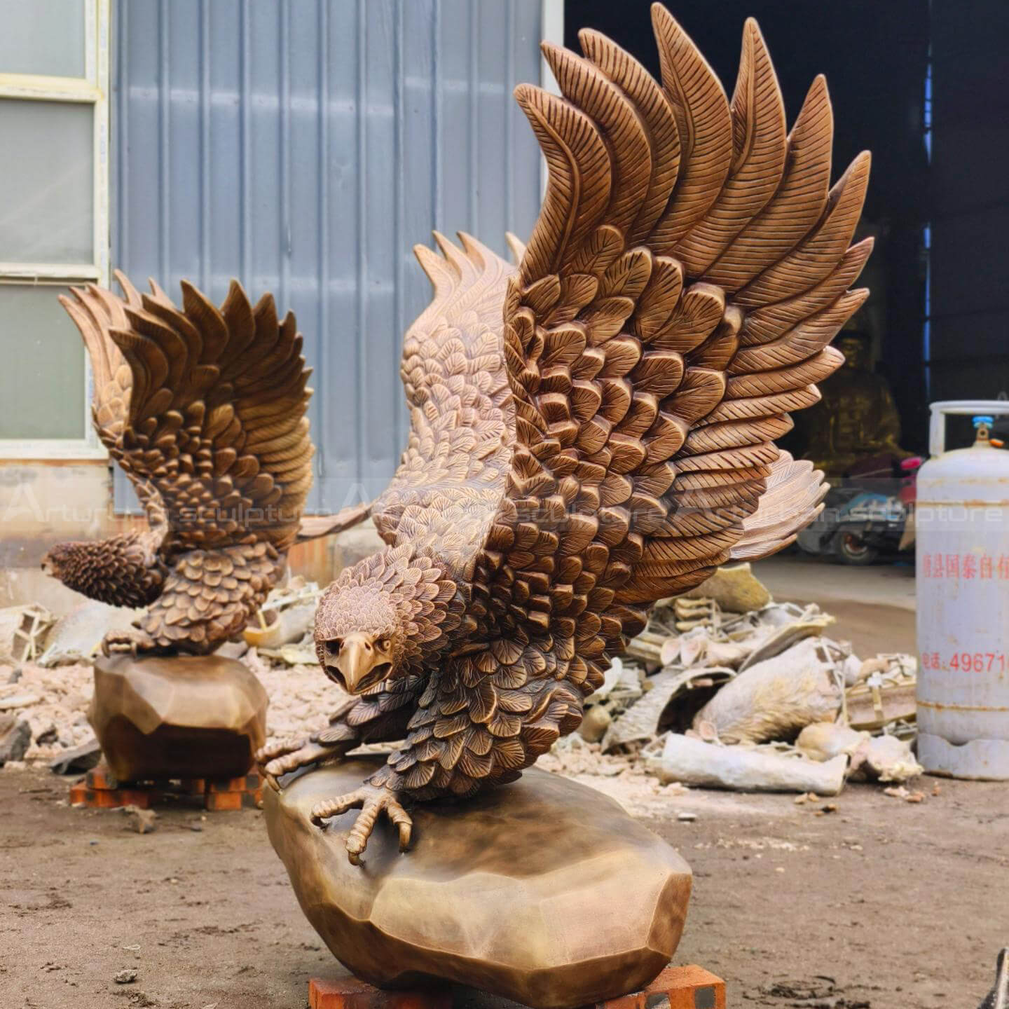 bronze eagle statue outdoor