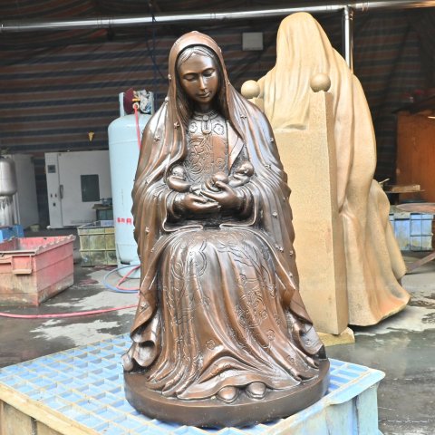 mary with child statue