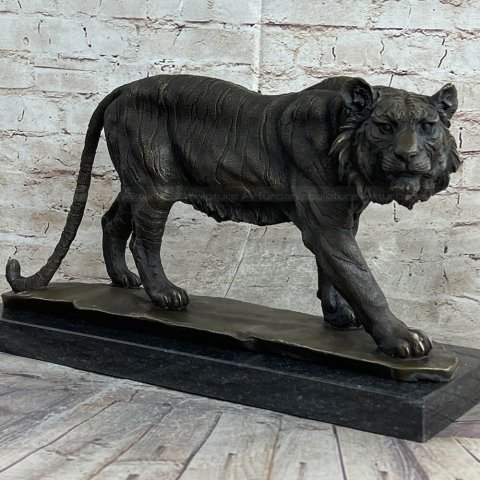 siberian tiger statue